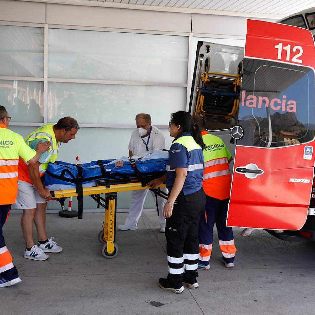 De la playa al hospital para ayudar a los heridos en el accidente de los Lagos de Covadonga