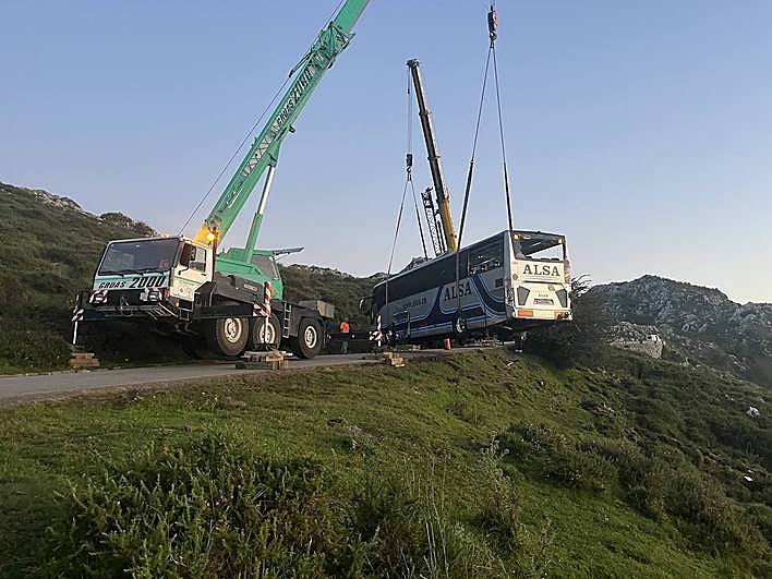Una grúa de gran tonelaje acudió a última hora de la tarde al lugar, una vez evacuados todos los afectados, para retirar el autobús del lugar en que había quedado volcado.