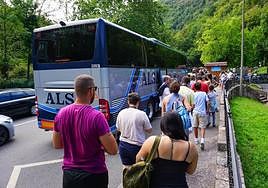 Turistas subiéndose a uno de los autobuses que llevan a los Lagos de Covadonga.