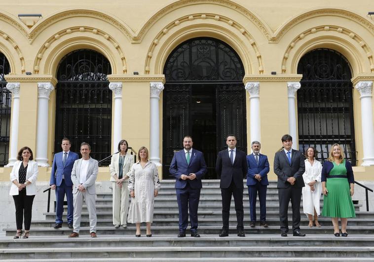 El presidente del Principado de Asturias, Adrián Barbón, junto a sus consejeros tras la toma de posesión del gobierno regional, este martes.