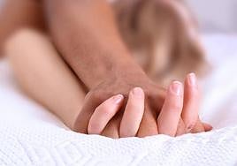 Condenan a una mujer por decir en televisión que no podía dormir por la «fogosidad» sexual de su vecina