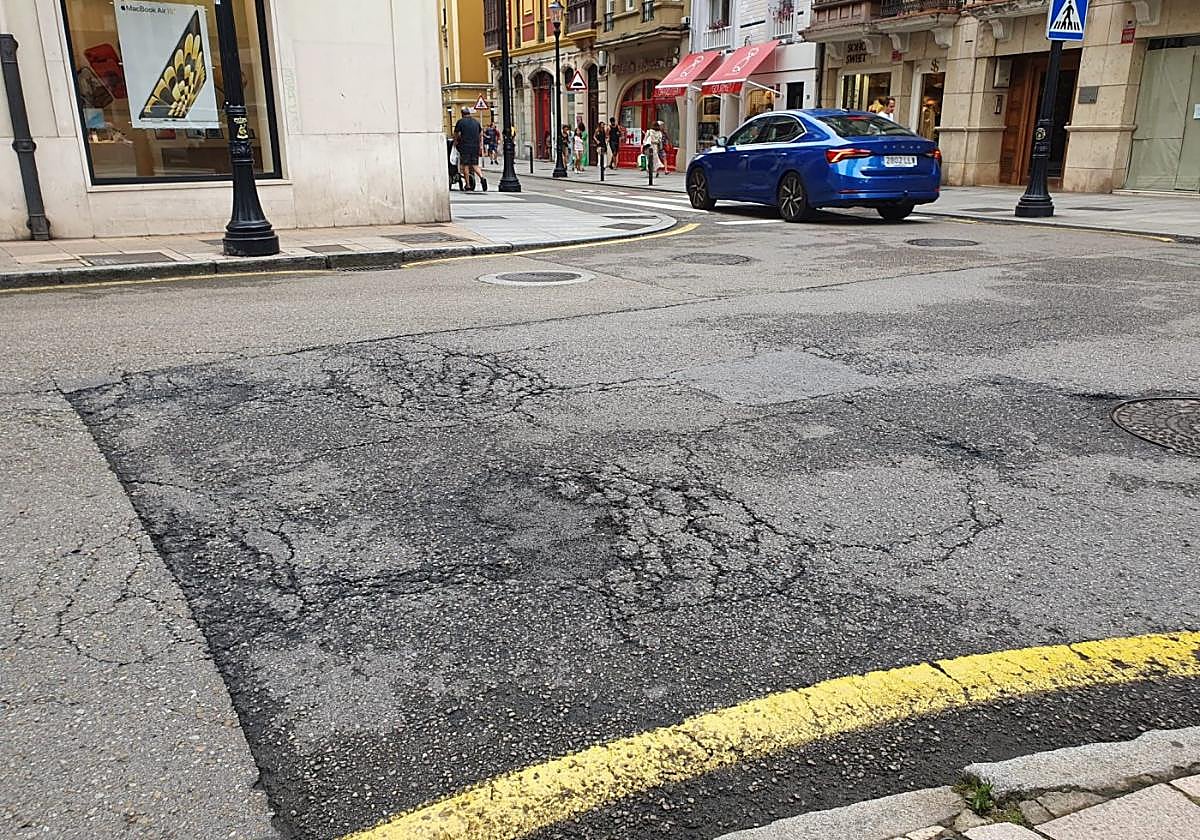 Asfalto carcomido al inicio de la calle Jovellanos | El Comercio ...