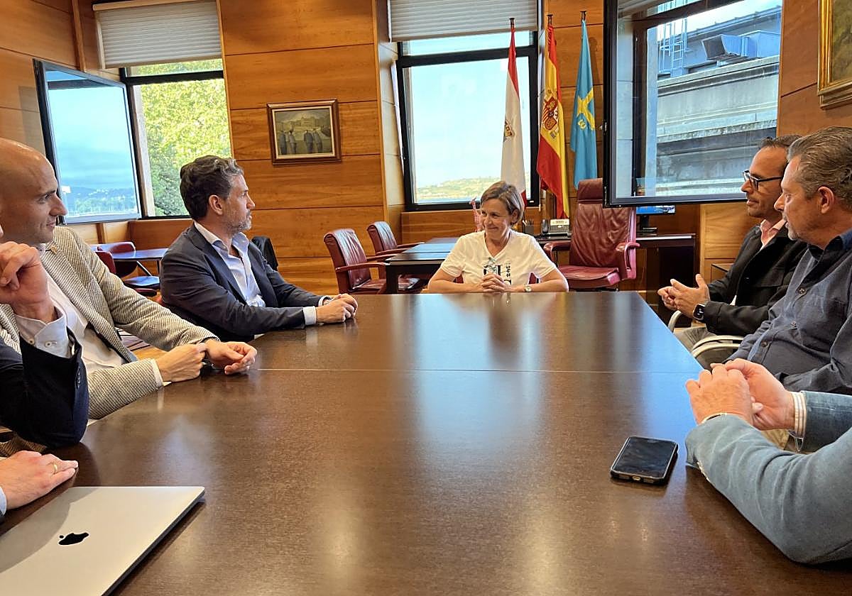 Alejandro Irarragorri conversa con Carmen Moriyón durante el encuentro que mantuvieron ayer en el Ayuntamiento.
