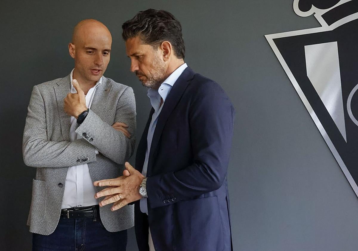 Alejandro Irarragorri escucha a David Guerra durante el estreno de la residencia de Mareo.