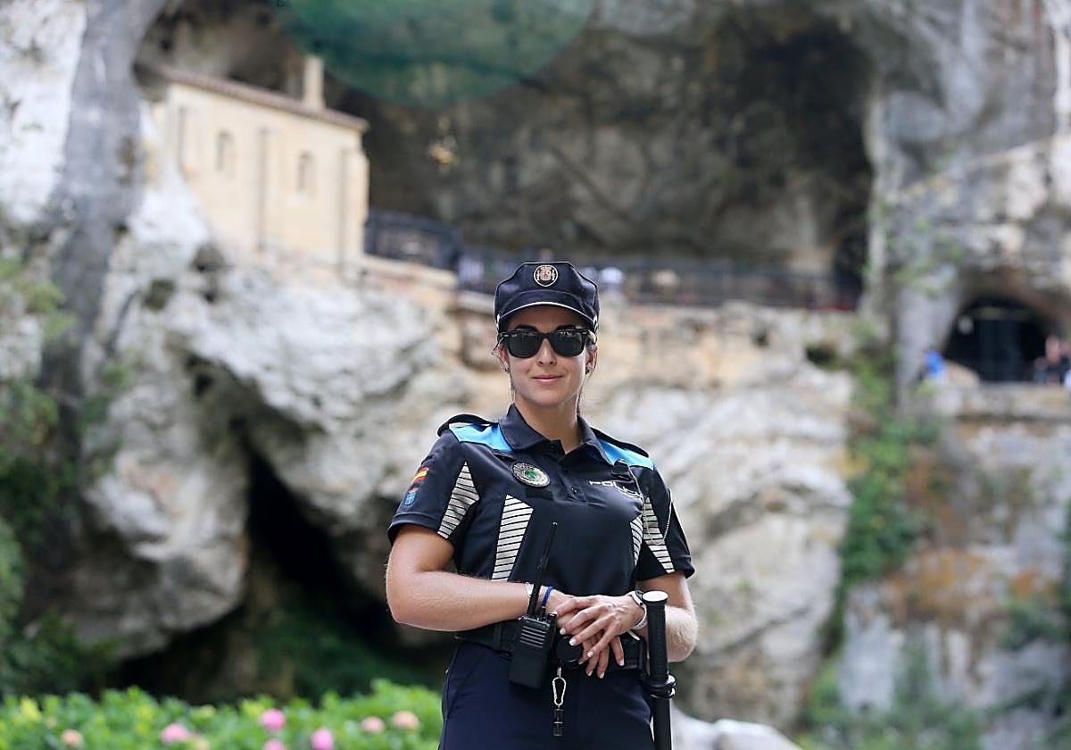 La agente de la Policía Local Mónica Tamargo, ayer, a la entrada del santuario de Covadonga.