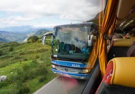 Cruce de dos autobuses de la ruta a los Lagos ayer en una zona próxima al accidente.