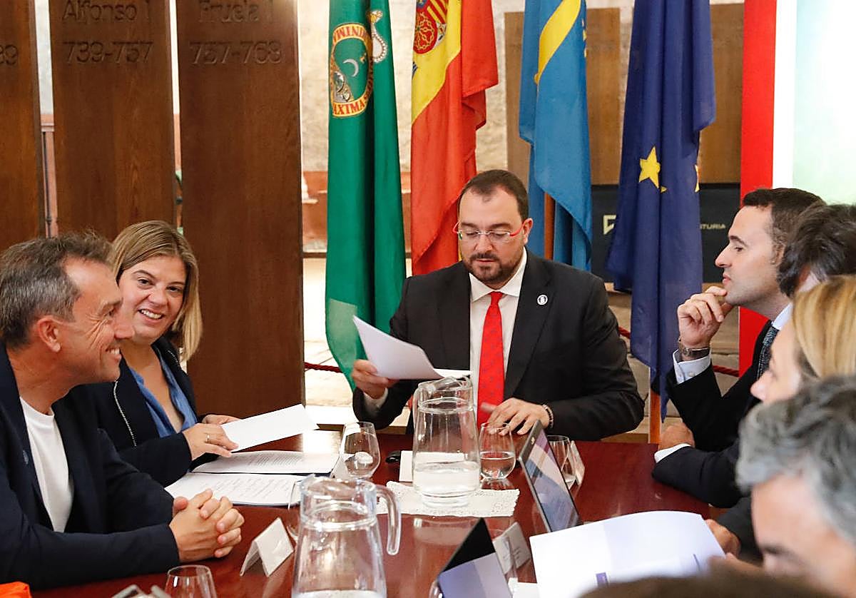 El presidente del Principado, Adrián Barbón, en la reunión del primer Consejo de Gobierno del nuevo Ejecutivo, hoy en Cangas de Onís.