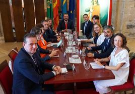 El presidente del Principado, Adrián Barbón, en la reunión del primer Consejo de Gobierno del nuevo Ejecutivo, hoy en Cangas de Onís.