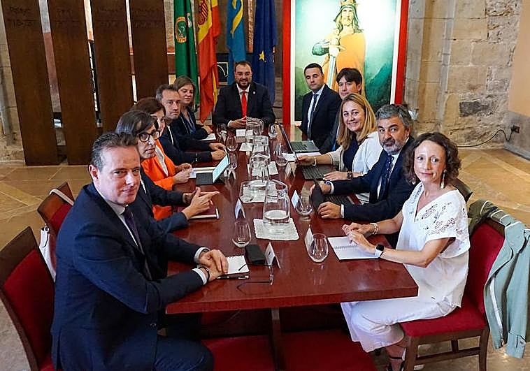 El presidente del Principado, Adrián Barbón, en la reunión del primer Consejo de Gobierno del nuevo Ejecutivo, hoy en Cangas de Onís.
