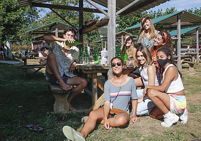 Jóvenes disfrutando de la jornada veraniega en El Rinconín de Deva.