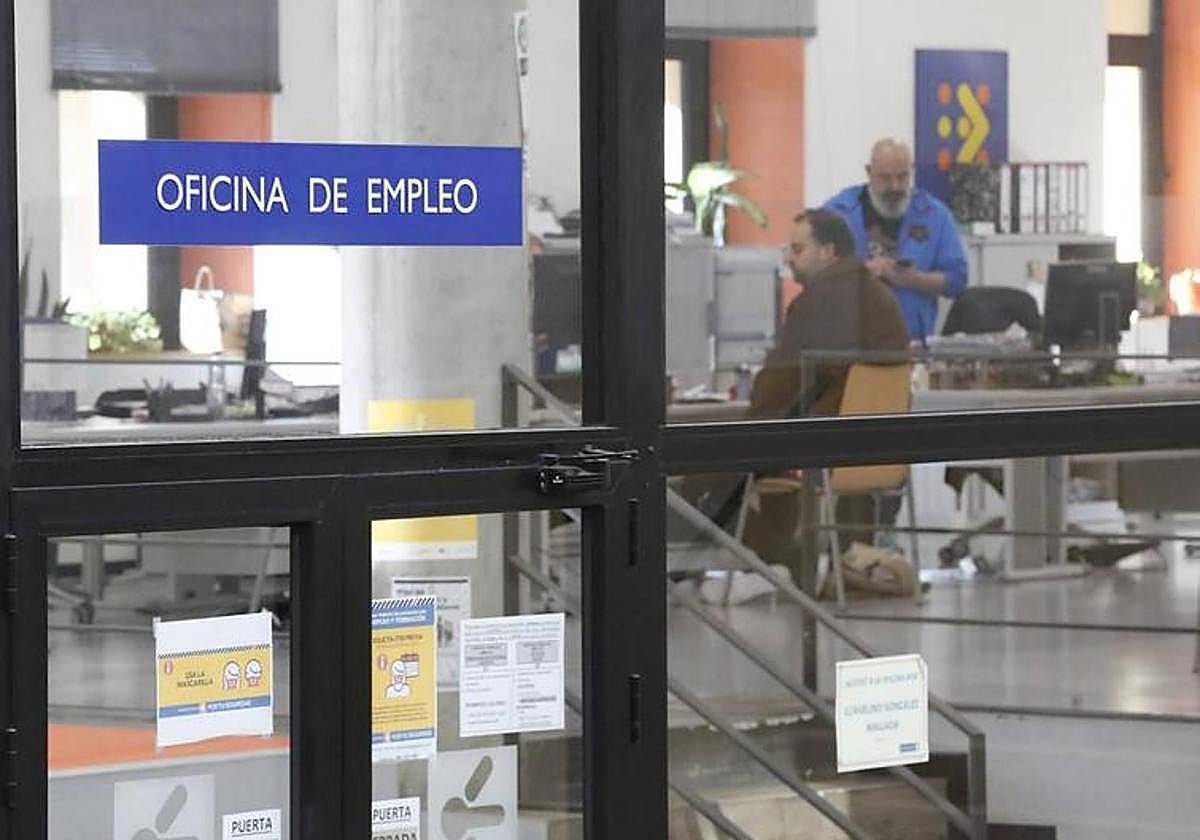 Asturias vuelve a liderar la bajada del paro en el país y enlaza su sexto mes de caída