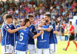 Los jugadores del Oviedo celebran el gol de Borja Bastón.