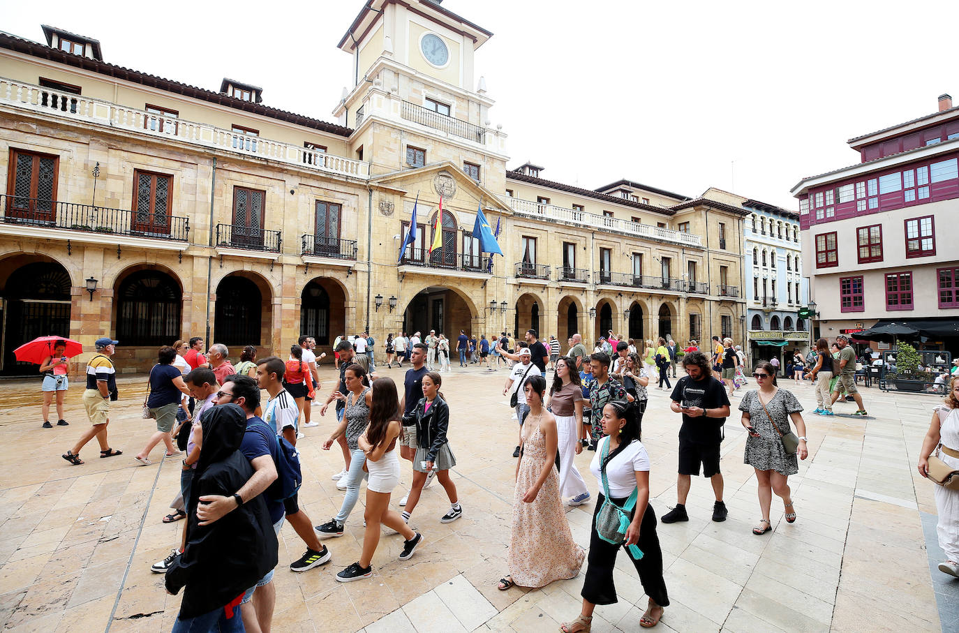Los turistas, sin miedo a la lluvia en Asturias