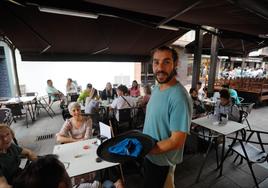 En el restaurante La Sede, en Arriondas, Jorge Pelayo garantizará que todos tengan una cerveza fría.