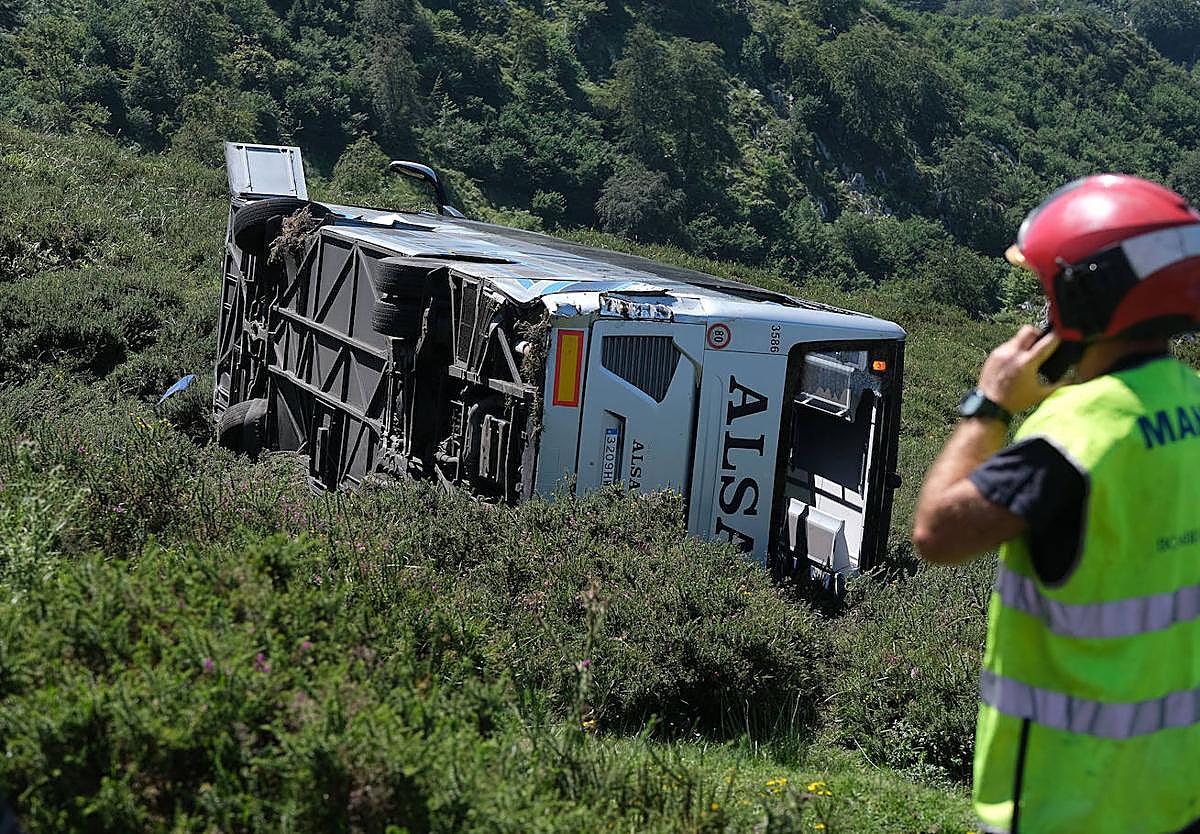 El autobús siniestrado el pasado lunes cuando subía por la carretera de los Lagos de Covadonga.