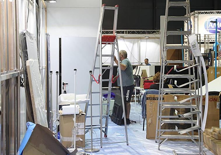 Puesta a punto. Los técnicos y operarios apuran las últimas horas para dejarlo todo listo.