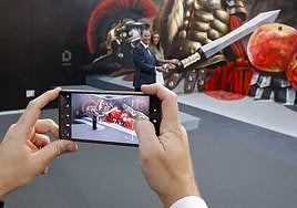 Félix Baragaño y Ángela Pumariega prueban la experiencia de la realidad inmersiva en el estand del Ayuntamiento.