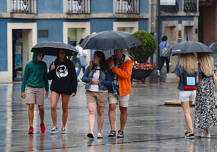 Fuerte viento y lluvias, este miércoles en Avilés.