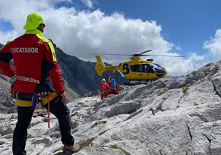 Dispositivo para rescatar a la mujer accidentada en la zona de Camaleño.