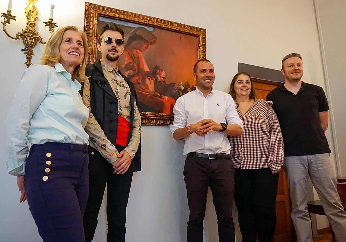 Blanca Bueno, Alberto Claver, José Manuel González, Ana Corredera y Moisés García, ante uno de los cuadros de José Ramón Zaragoza que lucen en la Casa Consistorial de Cangas de Onís.