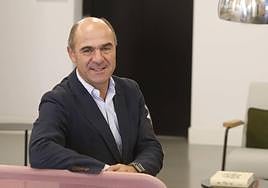 El presidente de Aefas, Íñigo Cabal, en la entrada de EL COMERCIO, en el edificio Spaces, momentos antes de la entrevista.