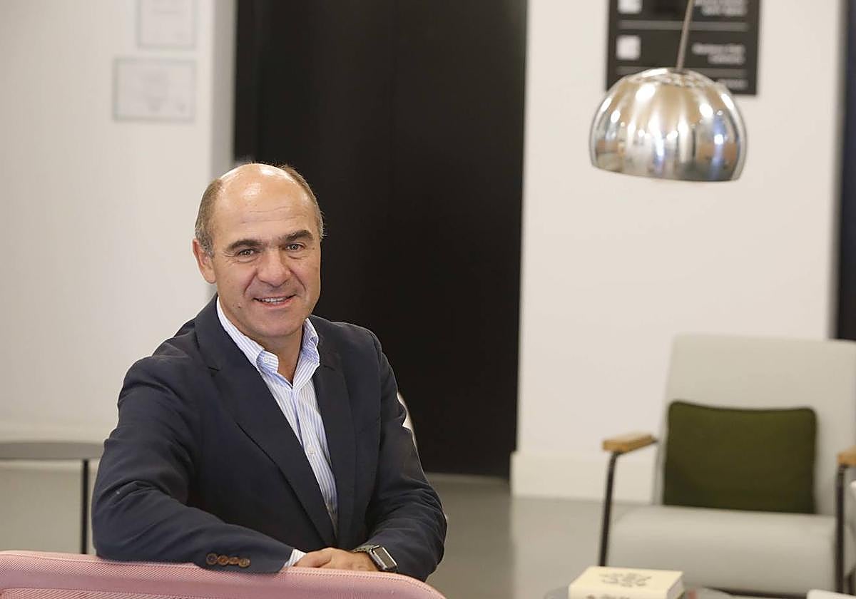 El presidente de Aefas, Íñigo Cabal, en la entrada de EL COMERCIO, en el edificio Spaces, momentos antes de la entrevista.