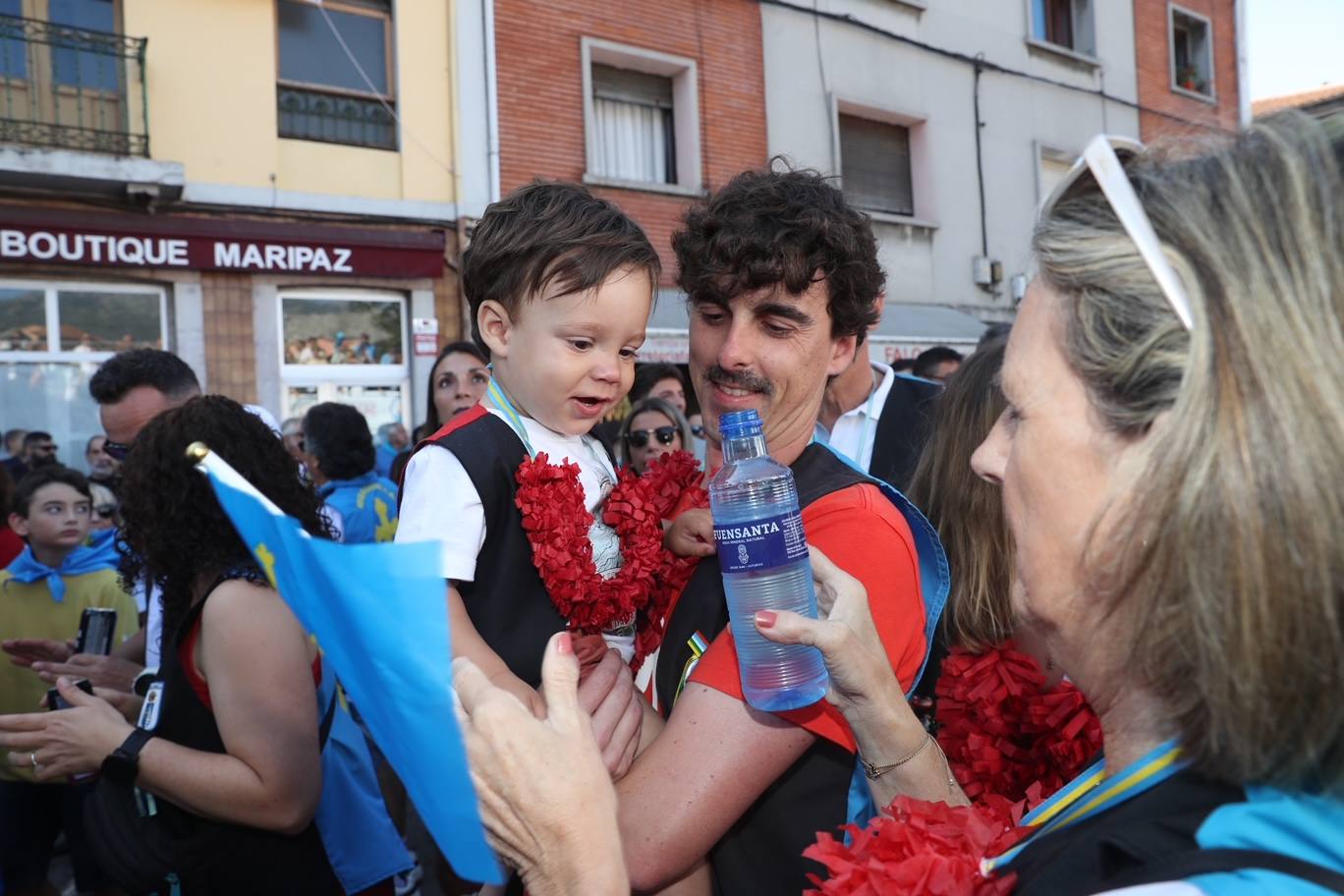 La folixa rebosa por las calles de Arriondas