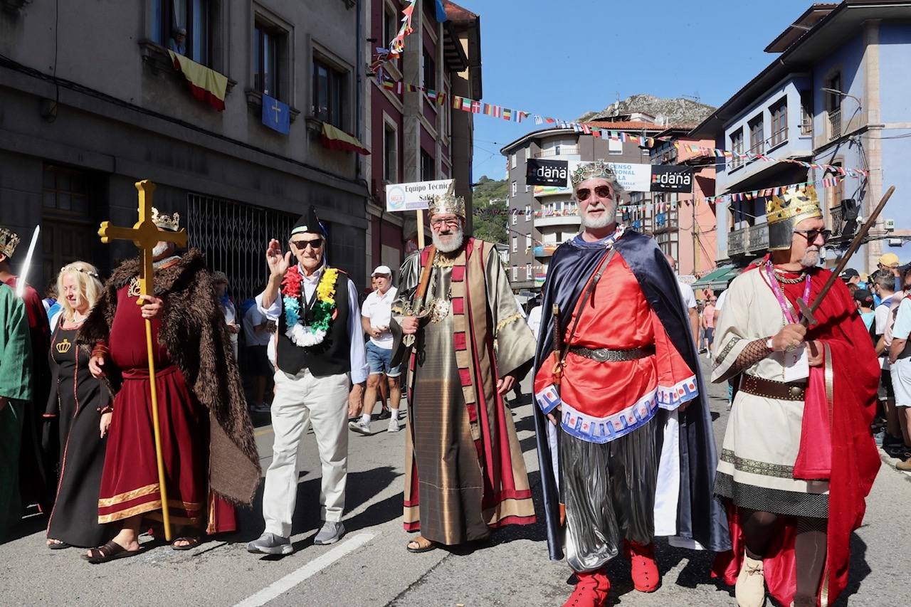 La folixa rebosa por las calles de Arriondas