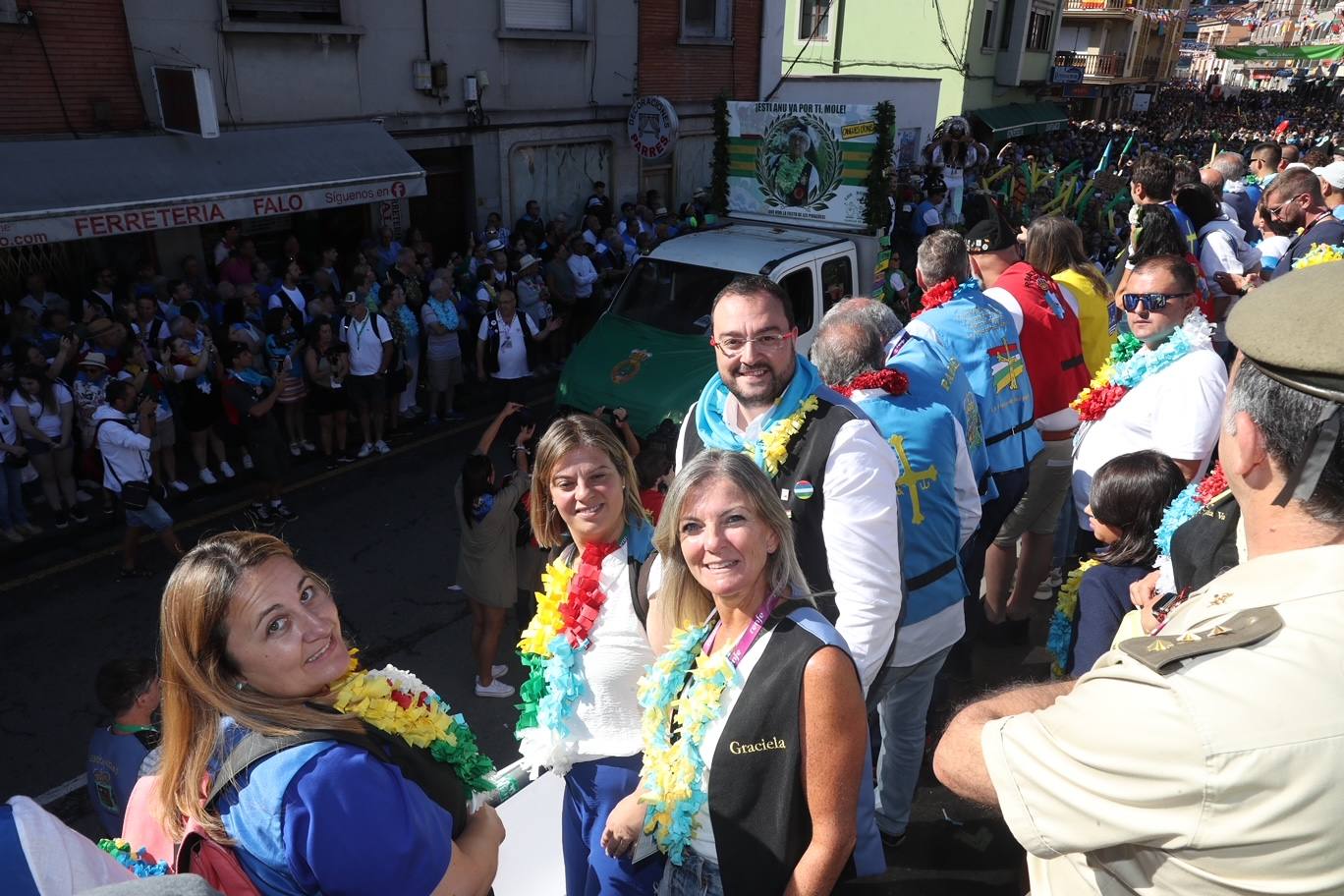 La folixa rebosa por las calles de Arriondas