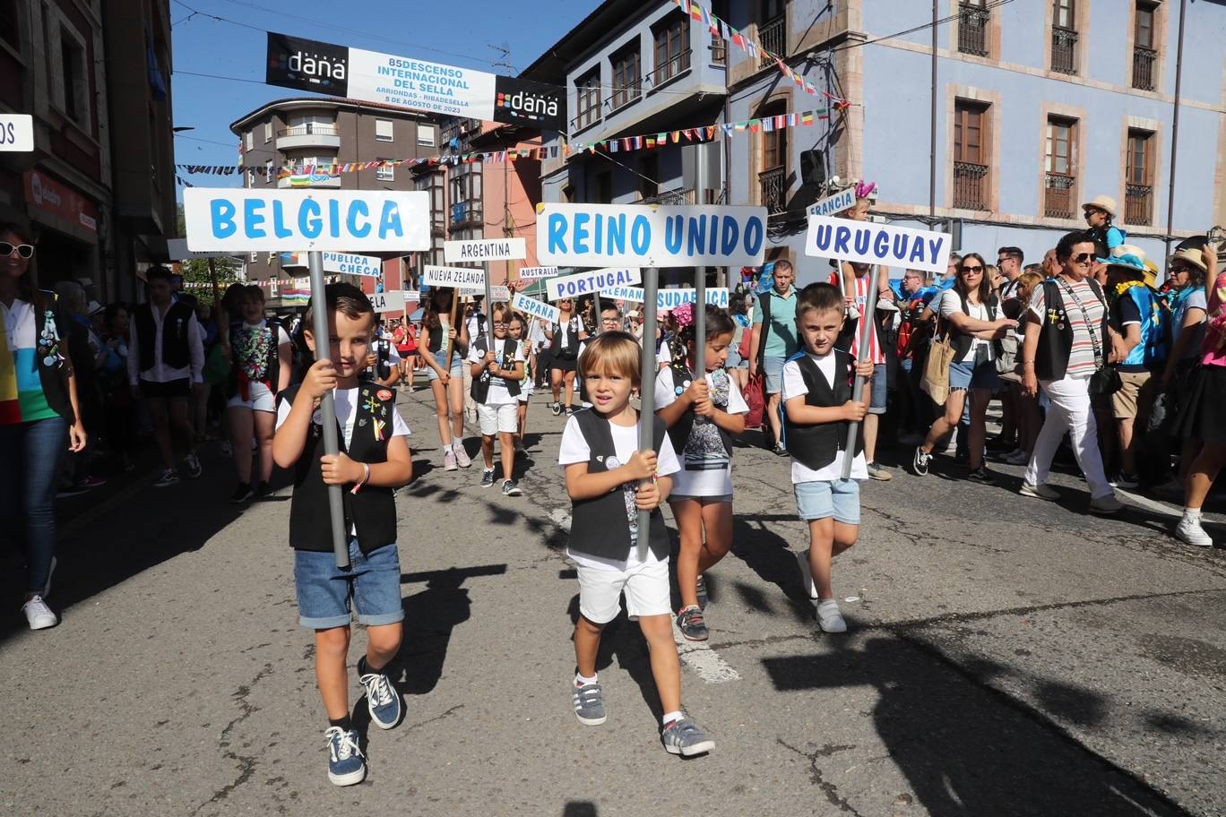 La folixa rebosa por las calles de Arriondas