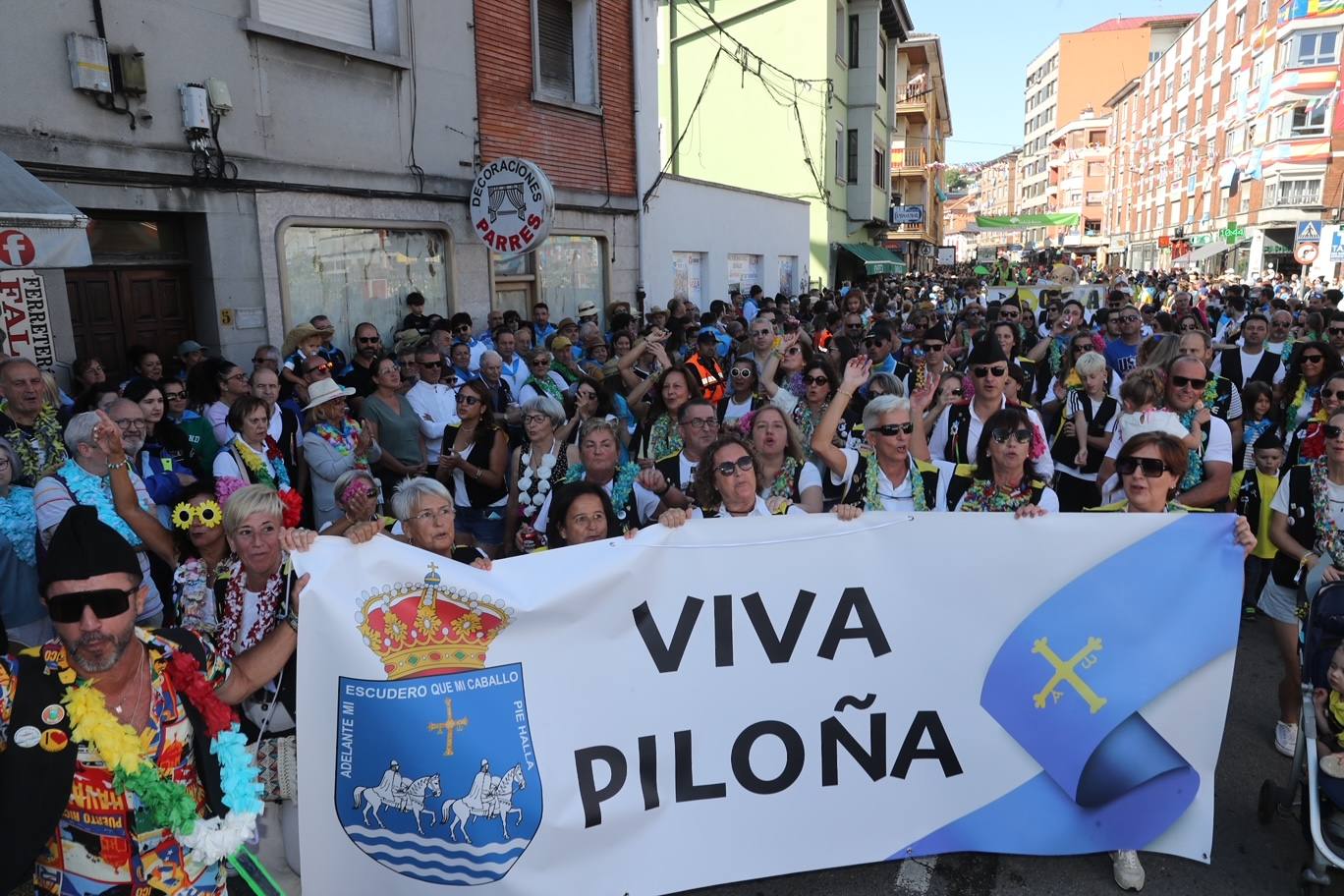 La folixa rebosa por las calles de Arriondas