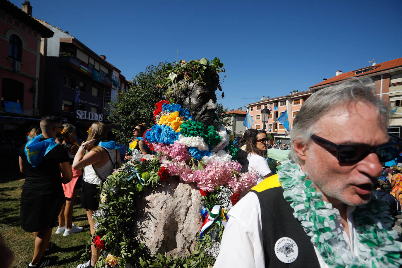 La folixa rebosa por las calles de Arriondas