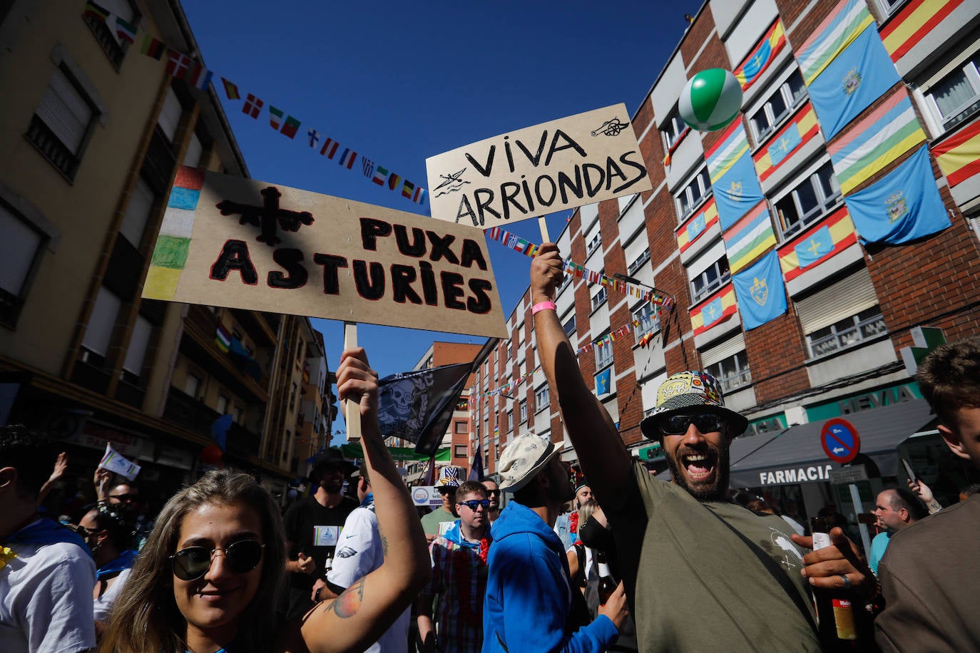 La folixa rebosa por las calles de Arriondas