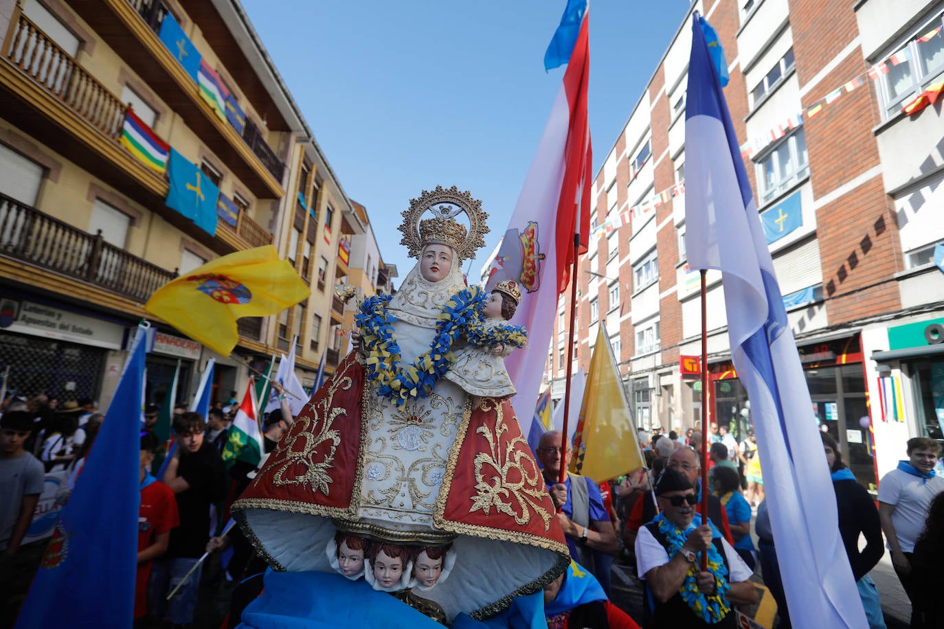 La folixa rebosa por las calles de Arriondas