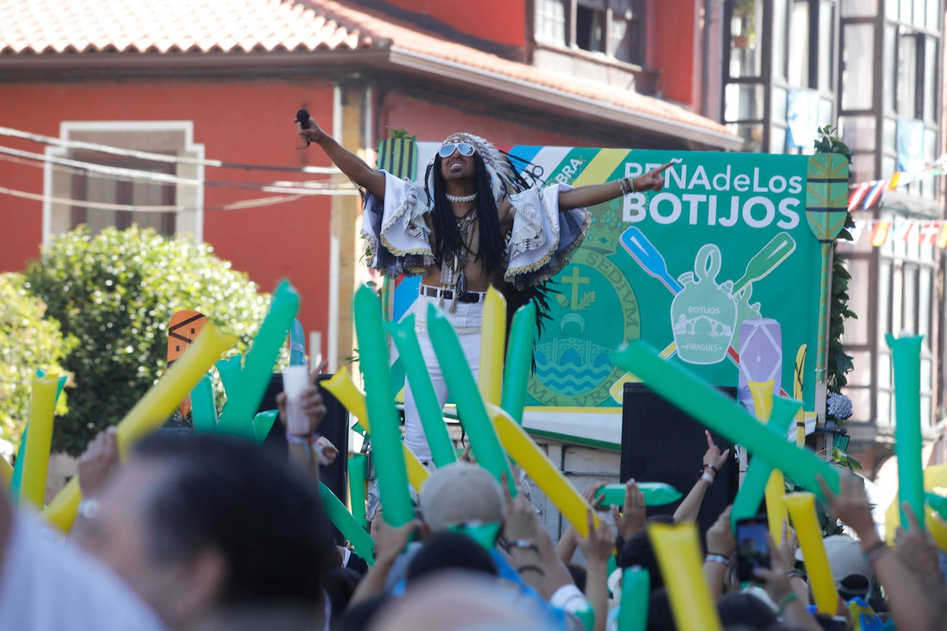 La folixa rebosa por las calles de Arriondas