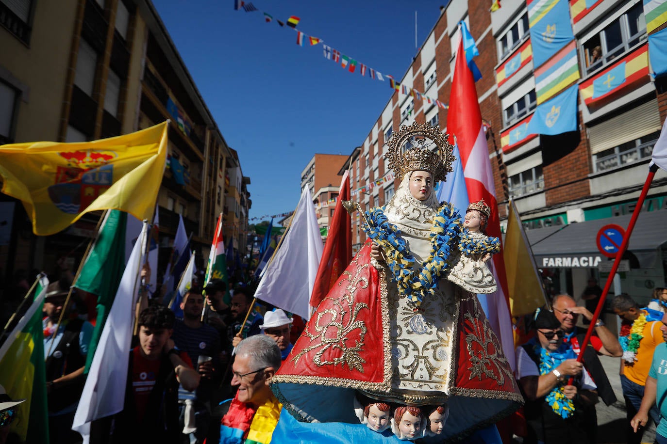 La folixa rebosa por las calles de Arriondas