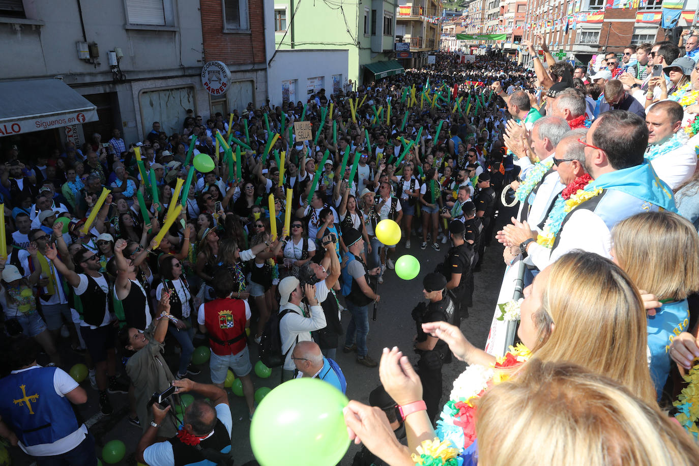 La folixa rebosa por las calles de Arriondas