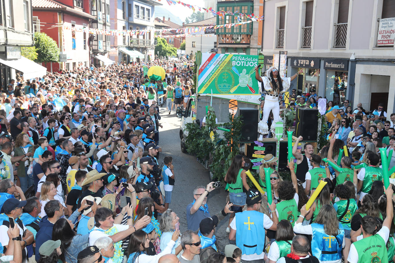 La folixa rebosa por las calles de Arriondas