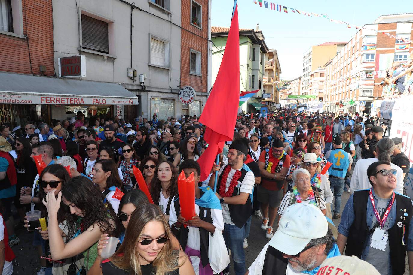 La folixa rebosa por las calles de Arriondas