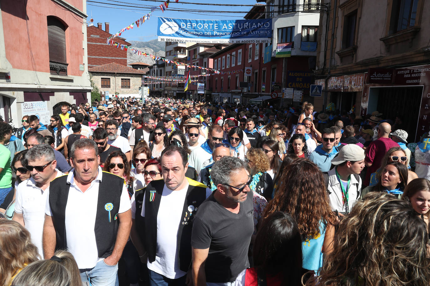 La folixa rebosa por las calles de Arriondas