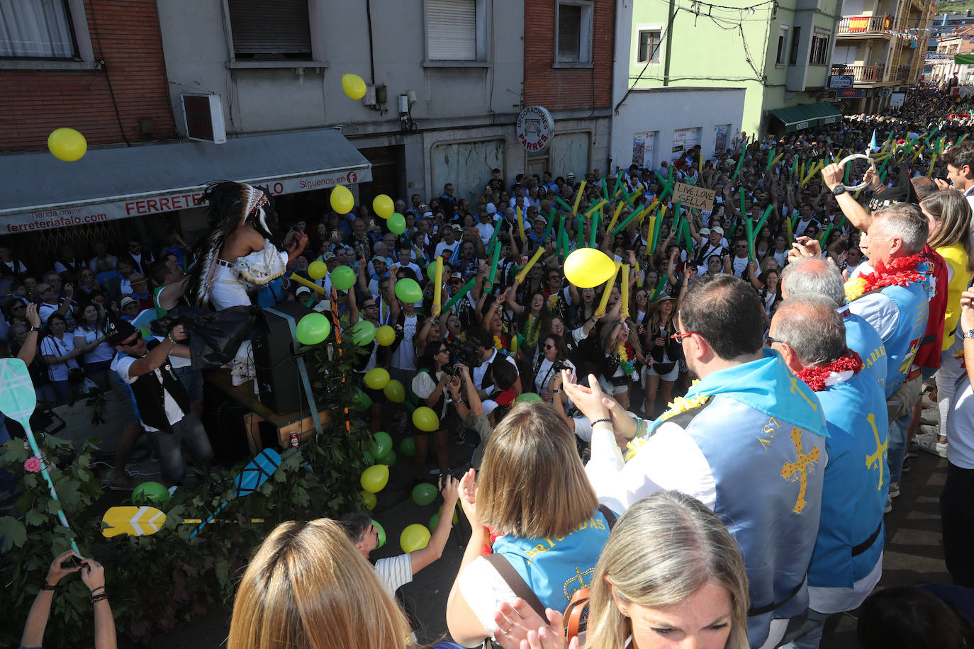 La folixa rebosa por las calles de Arriondas