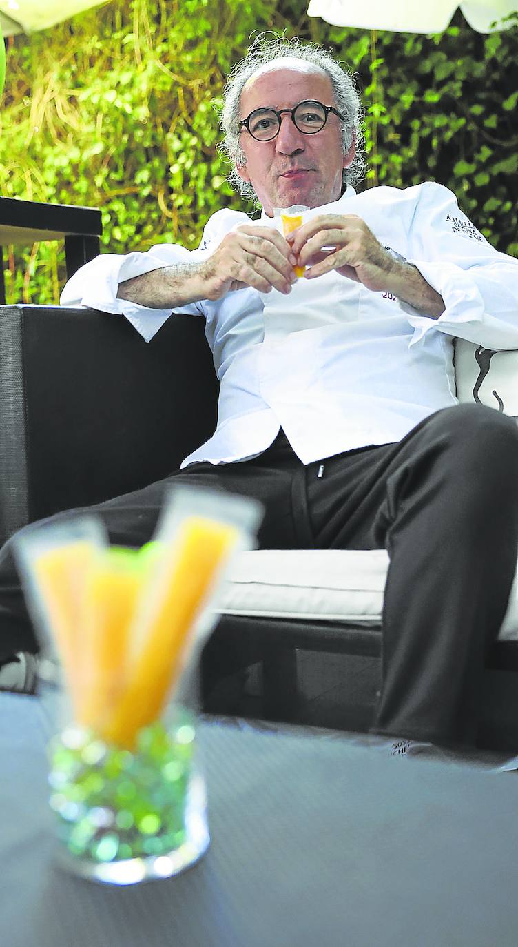 Campoviejo, tomándose uno de sus minihelados, en su restaurante.