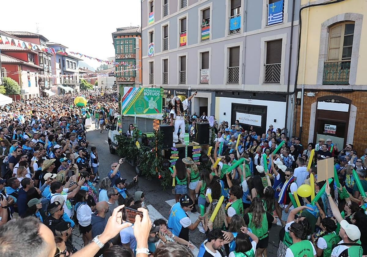 Las calles de Arriondas, abarrotadas, aclaman la carroza de Los Botijos.
