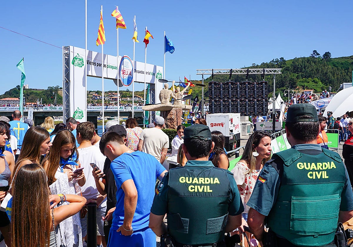 Agentes de la Guardia Civil en Ribadesella.