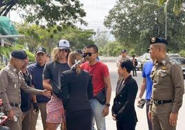 Daniel Sancho, con gorra blana, escoltado por agentes de policía tailandeses durante una recreación del crimen en la isla de Koh Phangan, al sur de Tailandia.