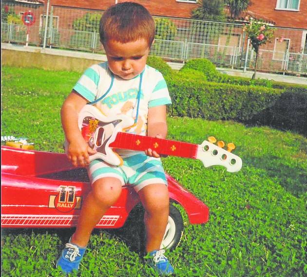 De niño, guitarra en mano