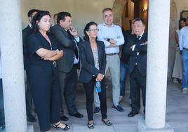 Marta y Marcos Morán, Geli Suárez, Luis Alberto Martínez y Pedro Morán, en las puertas del templo de Prendes.