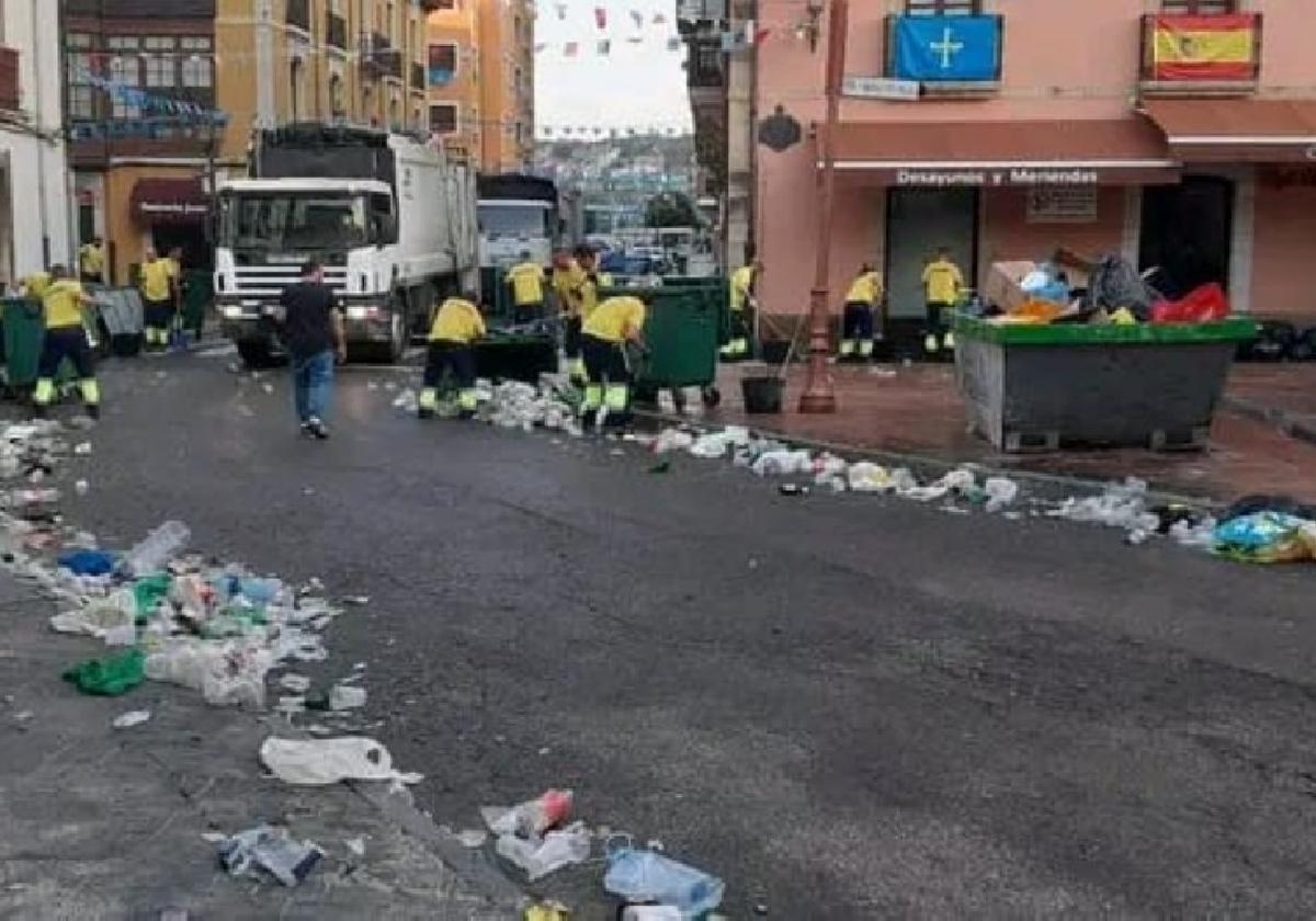 Recogida de basura en la villa de Ribadesella ayer por la mañana.