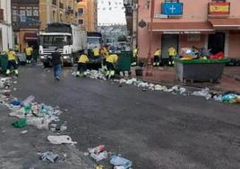 Recogida de basura en la villa de Ribadesella ayer por la mañana.