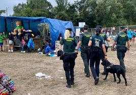 Agentes de la Guardia Civil durante una de las batidas que realizaron con perros este domingo en la fiesta del Xiringüelu de Pravia.